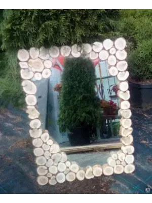 Зеркало с декором из можжевельника